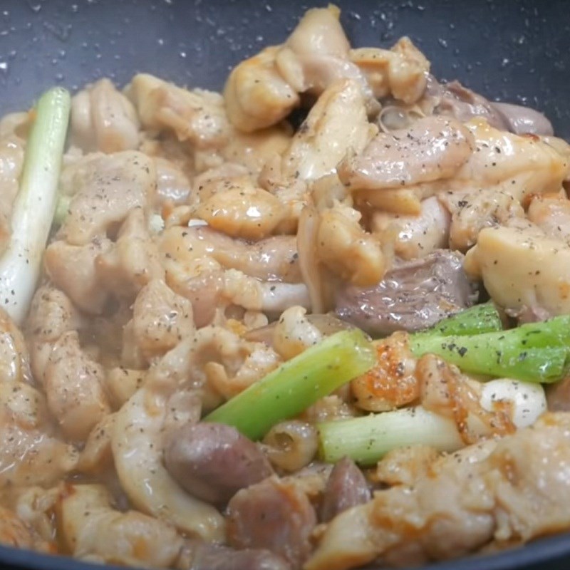 Bước 5 Xào thịt gà Mì xào gà chua cay