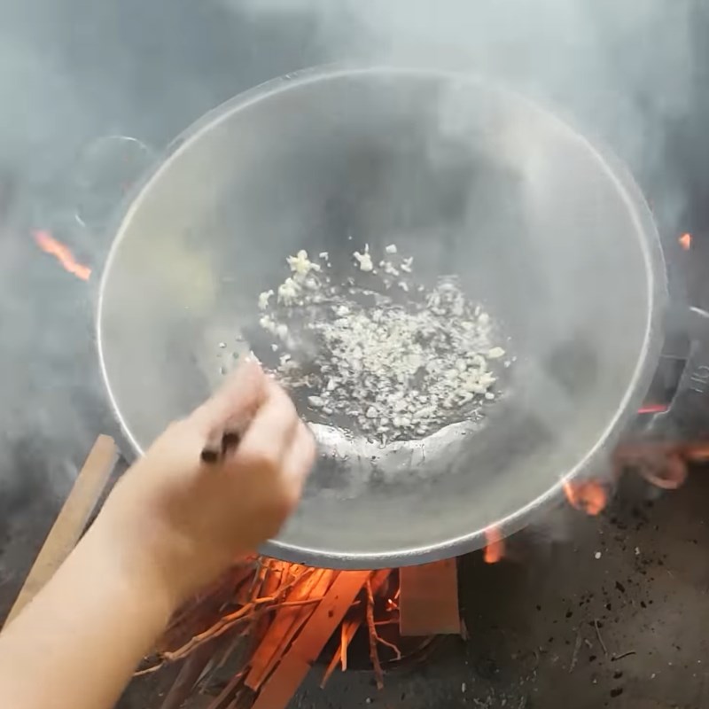 Bước 3 Xào thịt trâu Thịt trâu xào rau ngổ