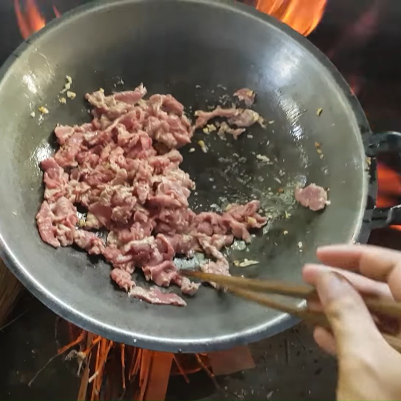 Bước 3 Xào thịt trâu Thịt trâu xào rau ngổ