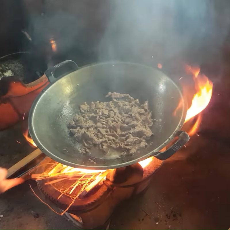 Bước 3 Xào thịt trâu Thịt trâu xào rau ngổ