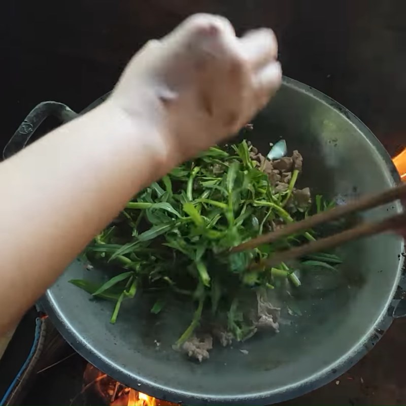 Bước 3 Xào thịt trâu Thịt trâu xào rau ngổ