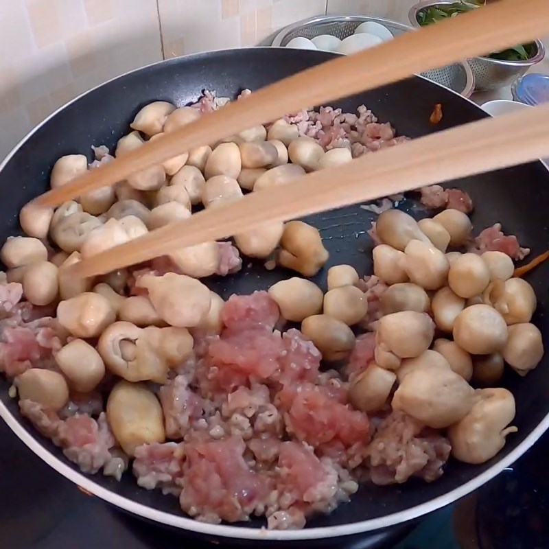 Bước 3 Xào thịt và nấm Cháo trứng vịt lộn