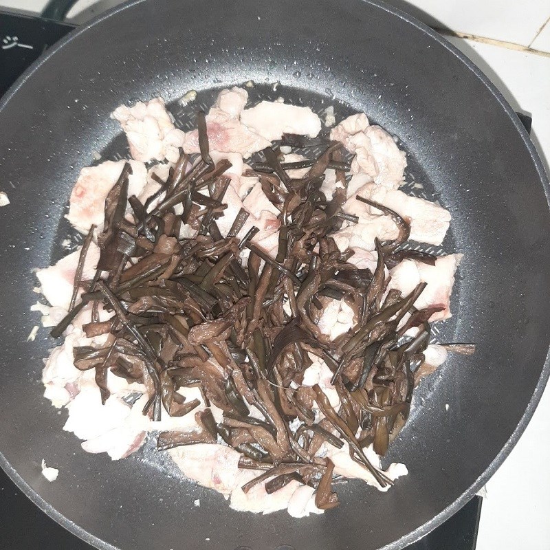Bước 4 Xào thịt với dưa môn muối Dưa môn xào thịt heo