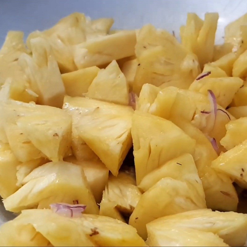 Bước 3 Xào thơm Cá thu Nhật kho thơm (dứa)