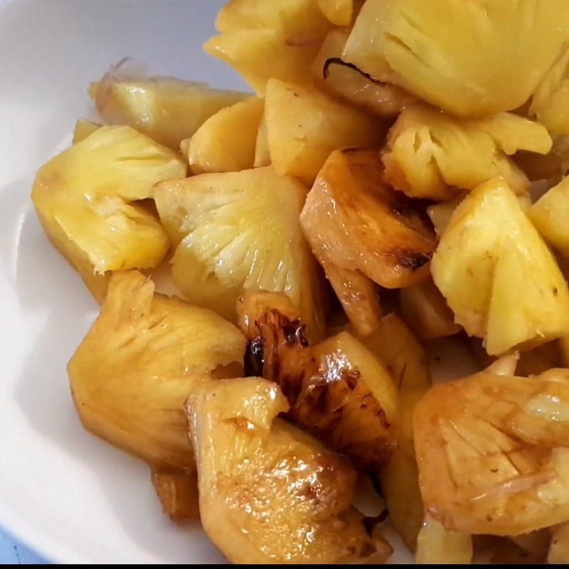 Bước 3 Xào thơm Cá thu Nhật kho thơm (dứa)