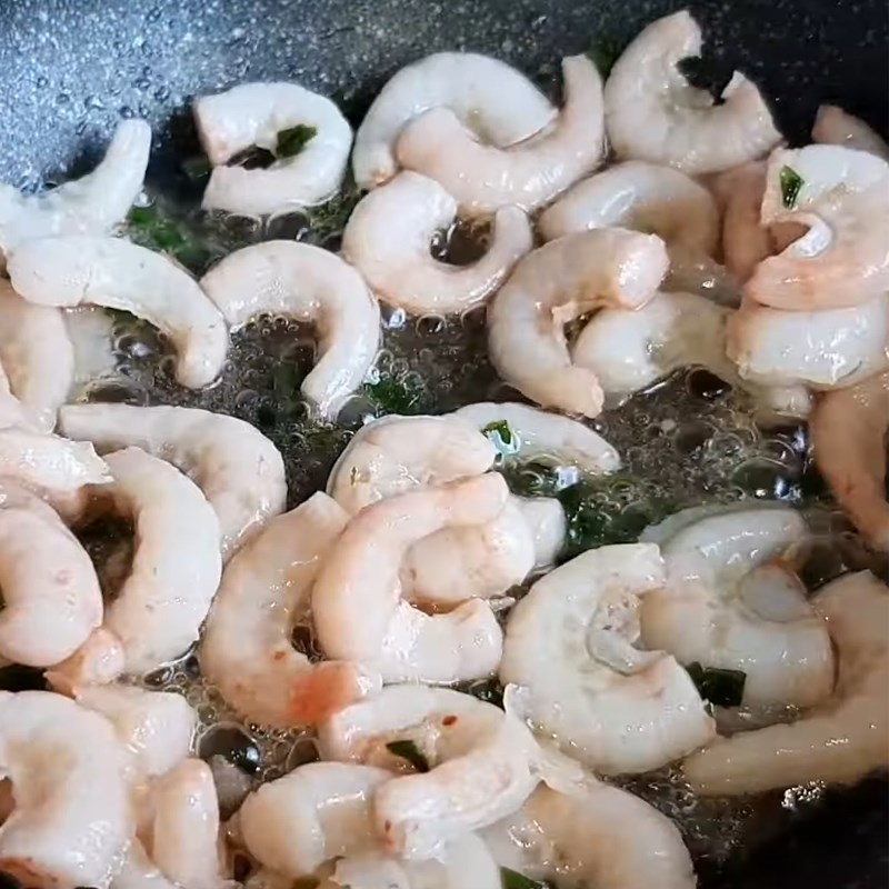 Bước 3 Xào tôm Gỏi ngó sen tôm chay