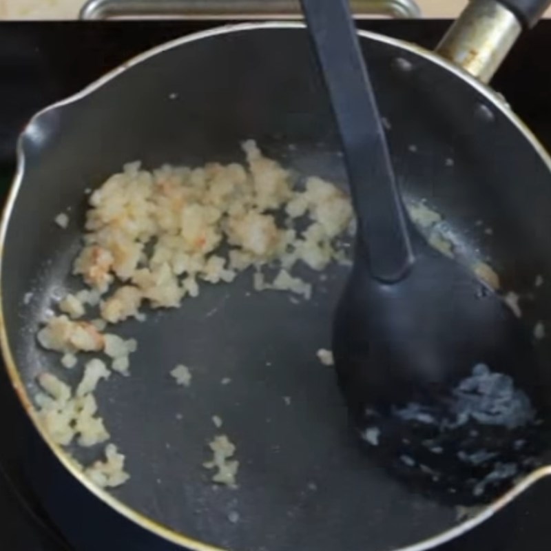 Bước 2 Xào tôm Cháo tôm rau dền