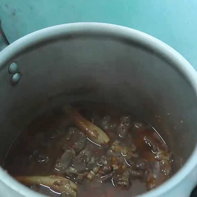 Bước 3 Xào và hầm bò Bún bò gân