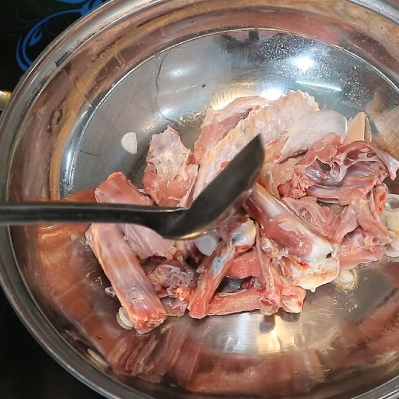 Bước 3 Xào xương gà và nấu nước dùng gà Canh gà khổ qua