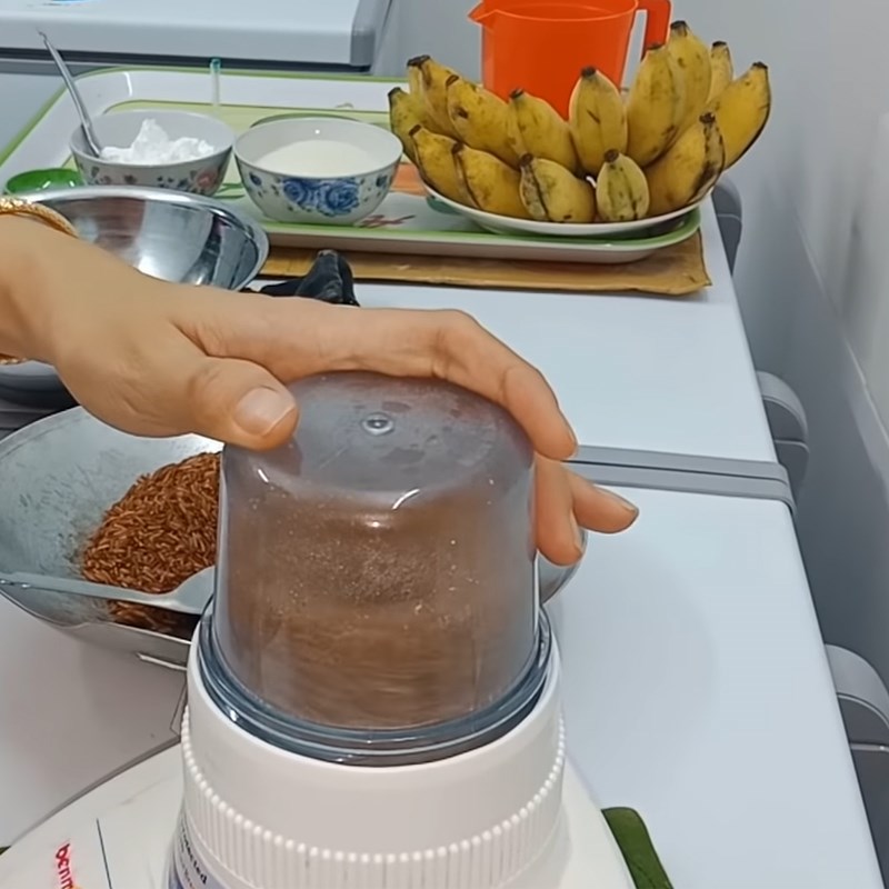 Bước 2 Xay gạo lứt Bánh chuối gạo lứt hấp
