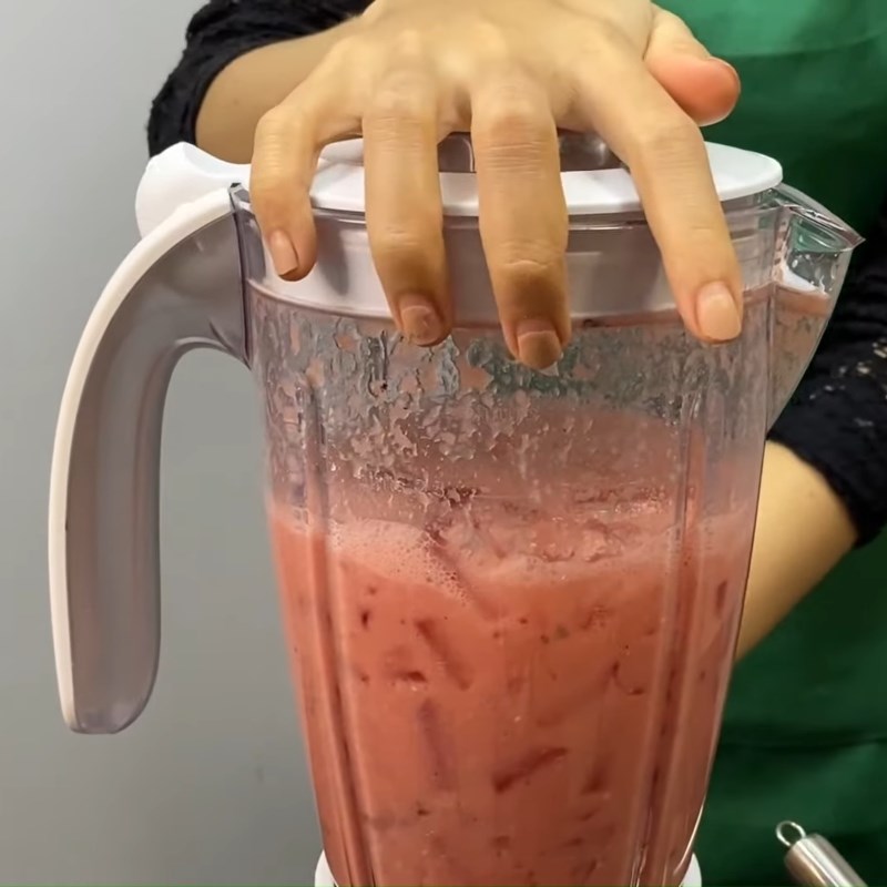 Bước 2 Xay hỗn hợp nguyên liệu Sinh tố dứa (thơm) dưa hấu