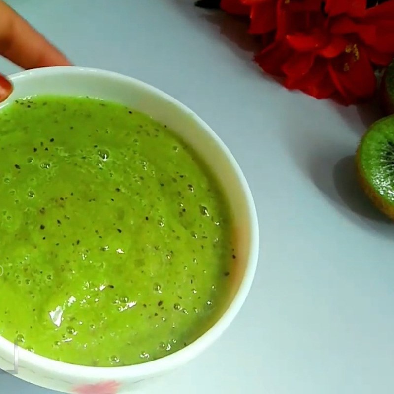 Bước 1 Xay kiwi và đánh kem Kem kiwi