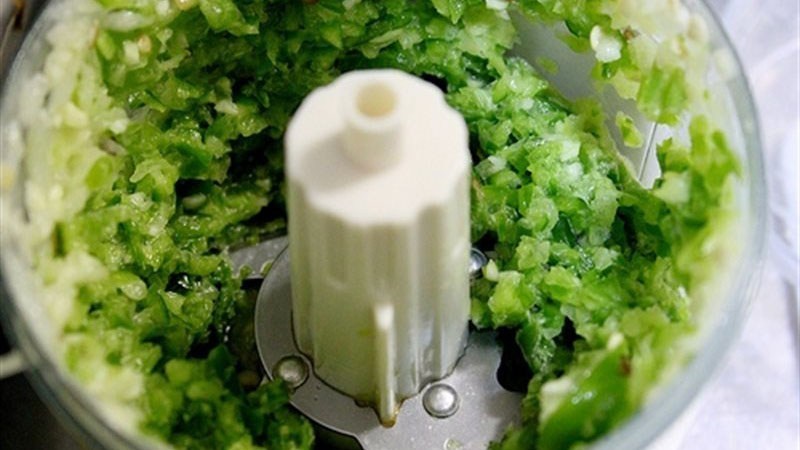 Bước 2 Xay nhuyễn các nguyên liệu Sốt cà ri xanh Thái Lan