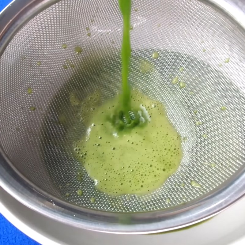Bước 5 Xay nước cốt lá dứa Bánh mì cuộn sữa dừa lá dứa