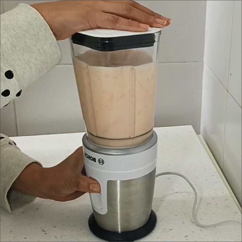 Bước 2 Xay sinh tố Sinh tố cà chua cà rốt táo