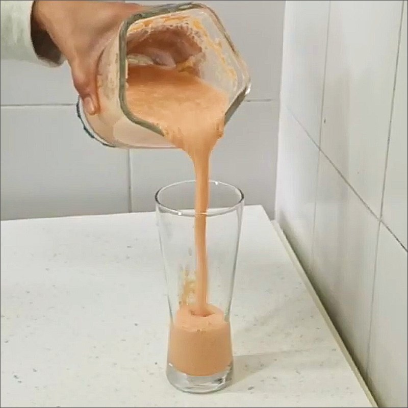Bước 2 Xay sinh tố Sinh tố cà chua cà rốt táo