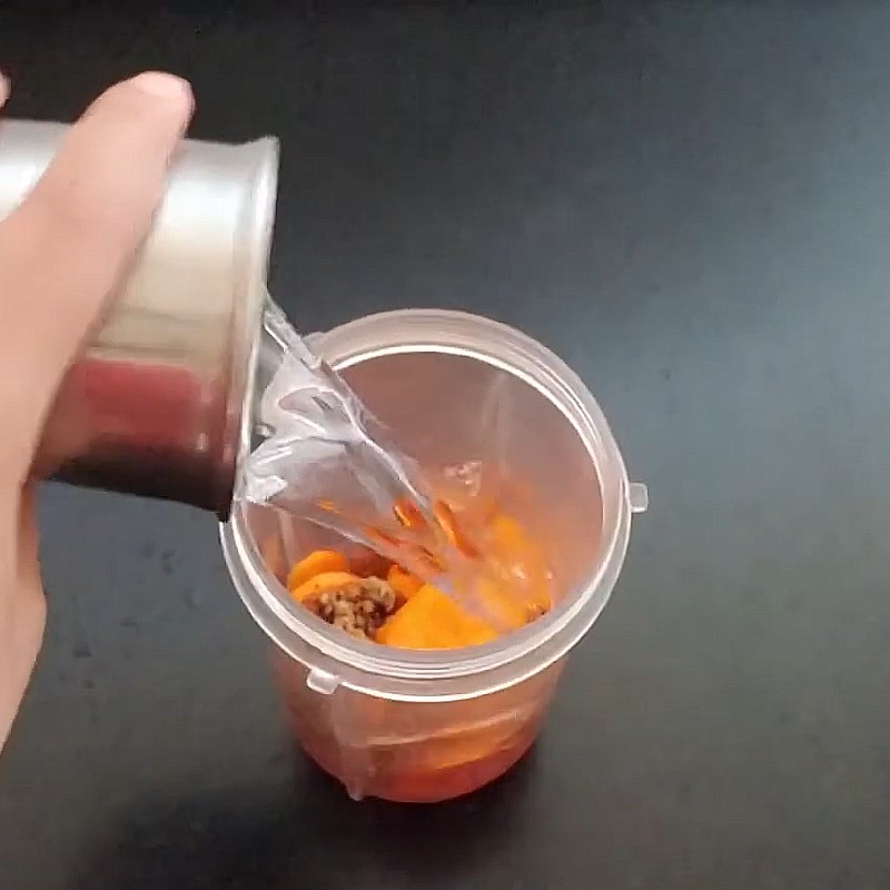 Bước 2 Xay sinh tố Sinh tố cà chua cà rốt
