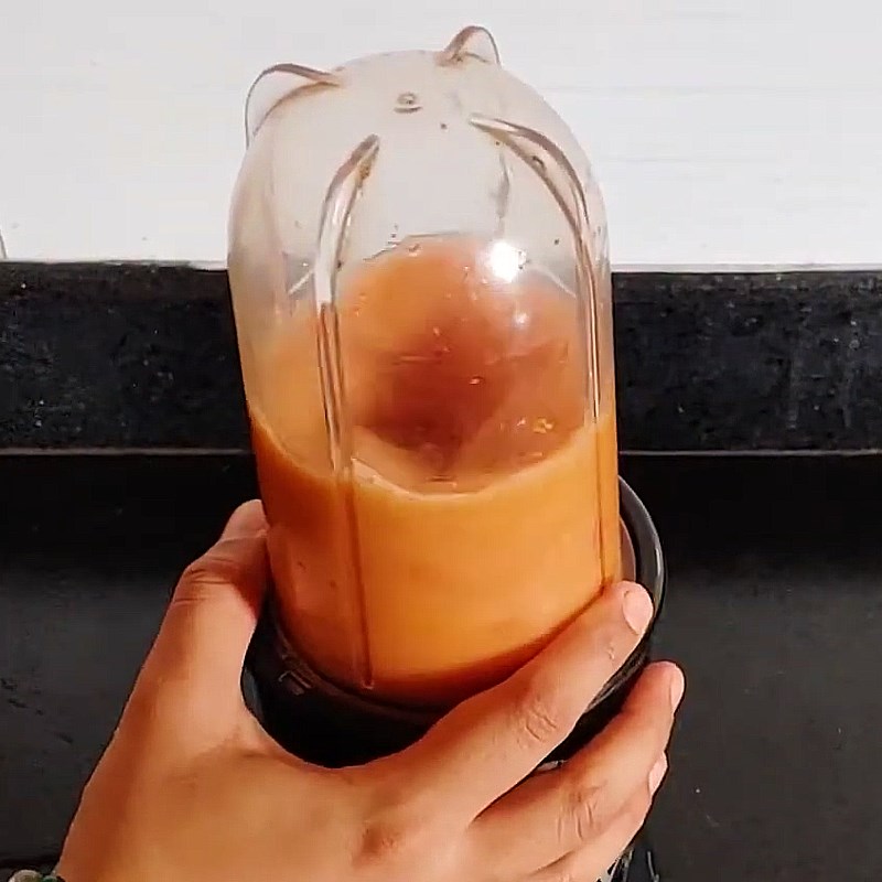 Bước 2 Xay sinh tố Sinh tố cà chua cà rốt
