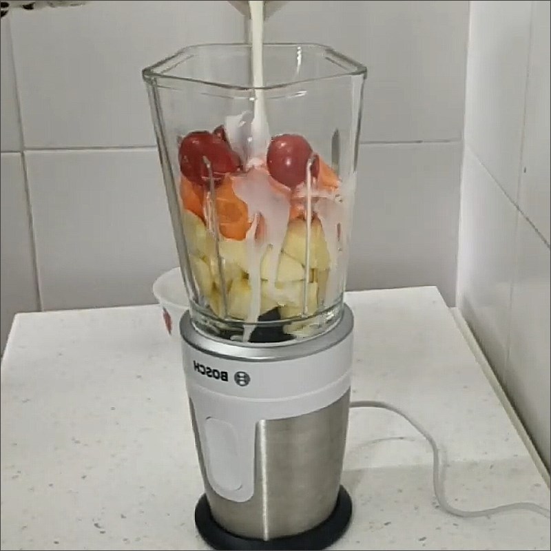 Bước 2 Xay sinh tố Sinh tố cà chua cà rốt táo