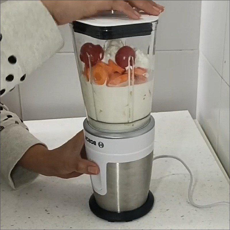 Bước 2 Xay sinh tố Sinh tố cà chua cà rốt táo