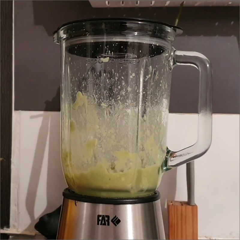 Bước 2 Xay sinh tố cà chua bơ Sinh tố cà chua bơ