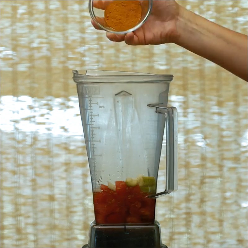 Bước 2 Xay sinh tố cà chua cần tây Sinh tố cà chua cần tây