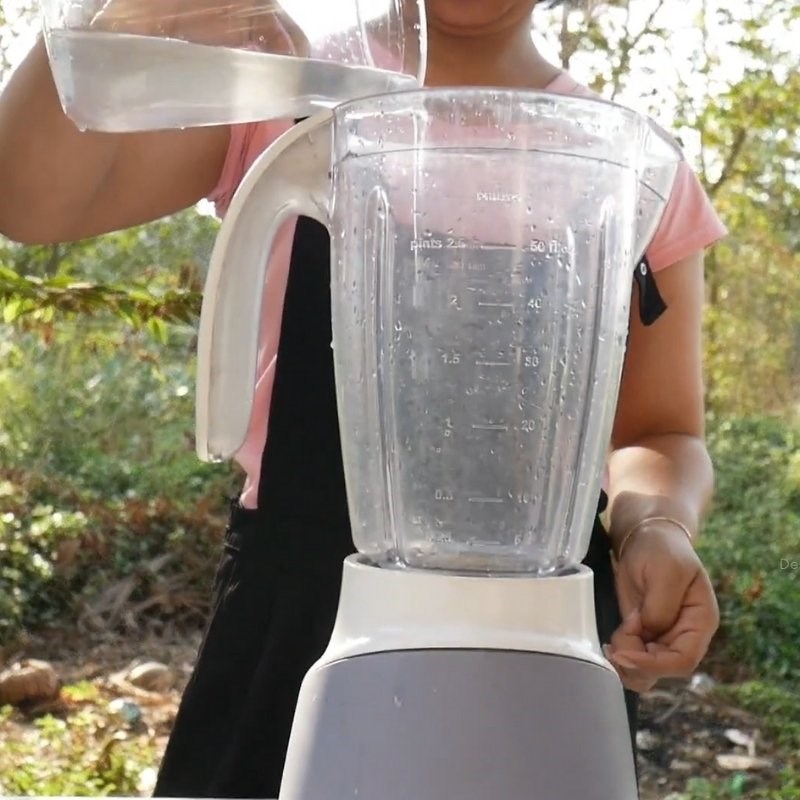 Bước 2 Xay sinh tố dừa nhãn Sinh tố dừa nhãn