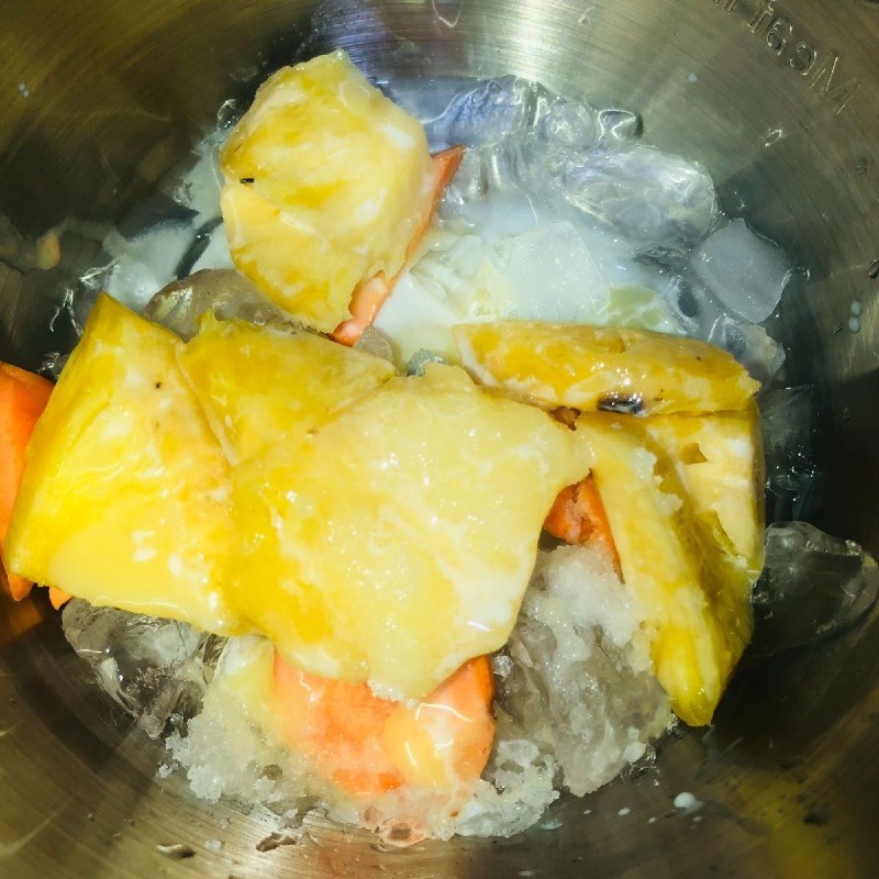 Bước 2 Xay sinh tố thơm cà rốt Sinh tố thơm (dứa) cà rốt