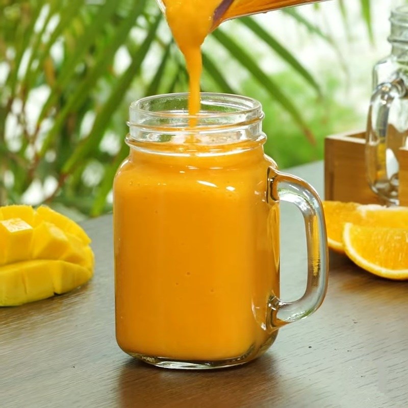 Bước 2 Xay sinh tố Sinh tố cam cà rốt xoài