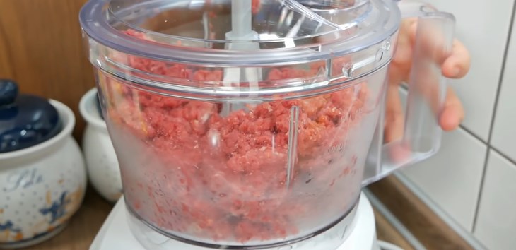 Bước 2 Xay thịt bò Chả bò