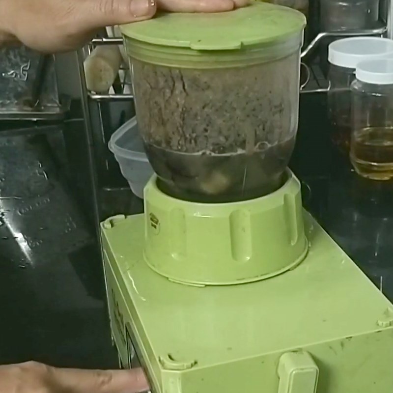 Bước 3 Xay và lọc cua Bún cua thối - bún mắm cua Gia Lai