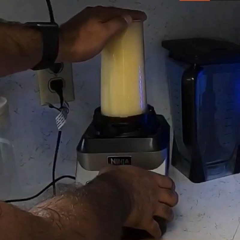 Bước 2 Xay và lọc nước ép chôm chôm chanh dây Nước ép chôm chôm chanh dây