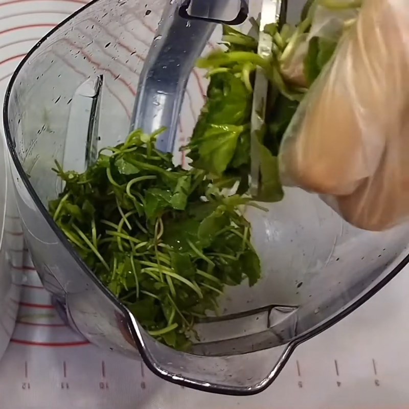 Bước 4 Xay và lọc nước rau má Sinh tố rau má đậu xanh sầu riêng