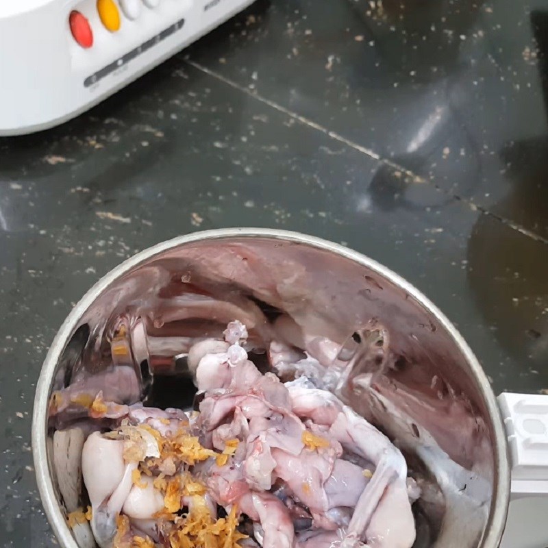 Bước 3 Xay và xào thịt ếch Cháo ếch đậu xanh nấm rơm