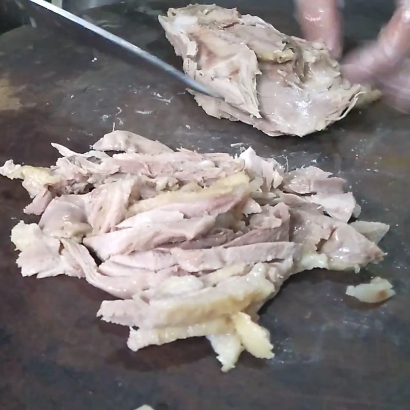 Bước 3 Xé thịt vịt Gỏi vịt xoài