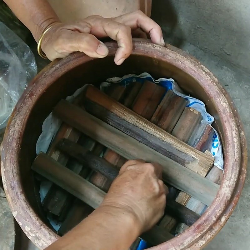 Bước 3 Xếp cá vào hũ lần 1 Mắm cá rô phi