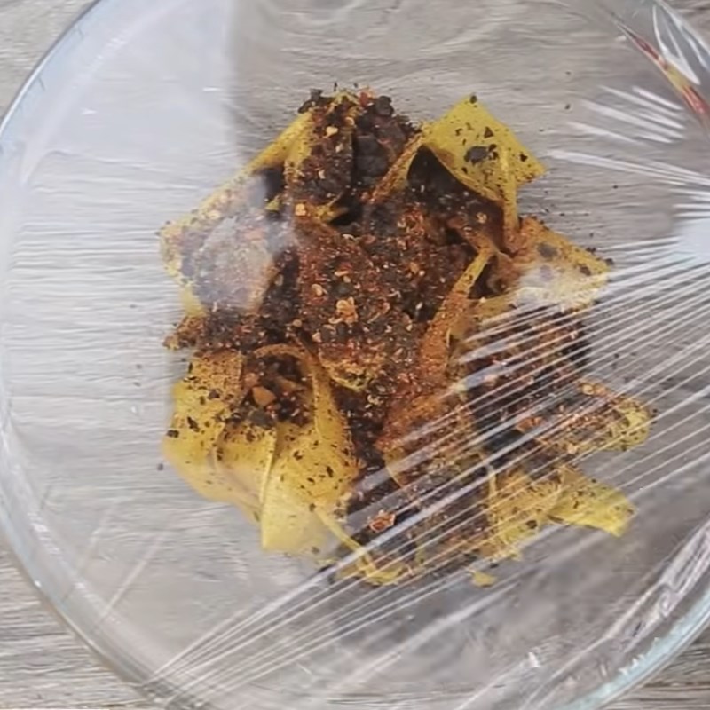 Bước 4 Xóc khoai lang với rong biển Snack khoai lang rong biển
