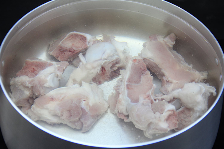 Bước 1 Sơ chế nguyên liệu Bún mọc sườn
