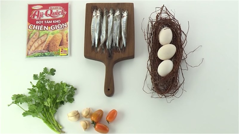 Nguyên liệu món ăn cá trứng chiên mè, trứng muối, nước mắm, lá lốt