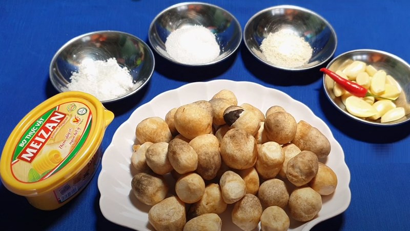 Nguyên liệu món ăn nấm rơm xào lăn, sa tế, bơ tỏi chay