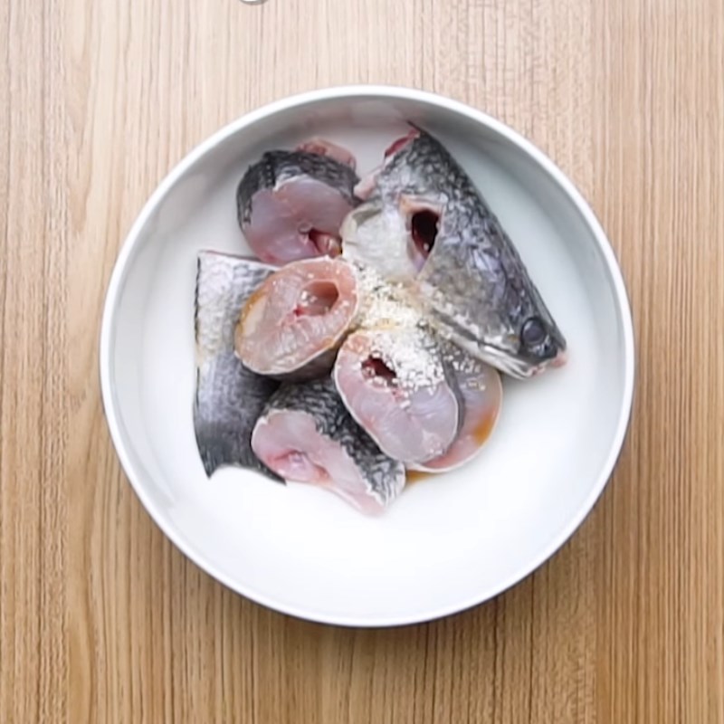 Bước 1 Sơ chế cá lóc Canh chua cá lóc