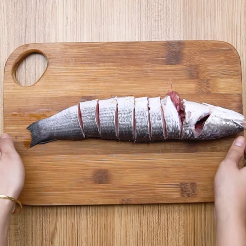 Bước 1 Sơ chế cá lóc Canh chua cá lóc