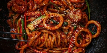 2 cách làm mì Udon xào hải sản và thịt heo thơm ngon, dễ làm tại nhà 11 1200KoreanSpicyGarlicSeafoodNoodles18 L 1200x676 1