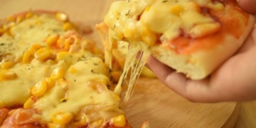 2 cách làm pizza bắp phô mai thơm ngon béo ngậy, đơn giản dễ làm 29 1260 1200x676 24