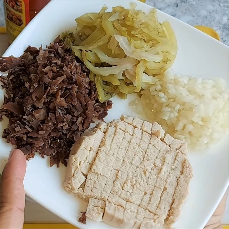 Bước 1 Băm nhỏ các nguyên liệu Há cảo hoa hồng nhân chay