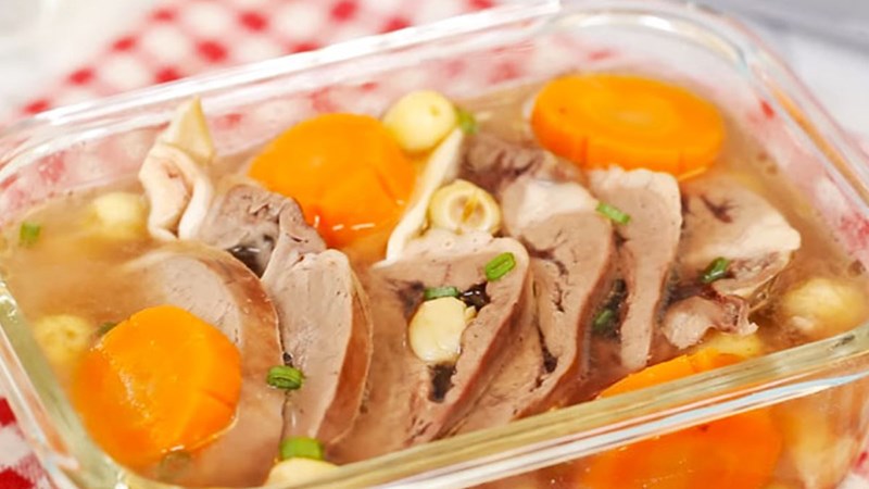 Canh cà rốt tim heo hạt sen