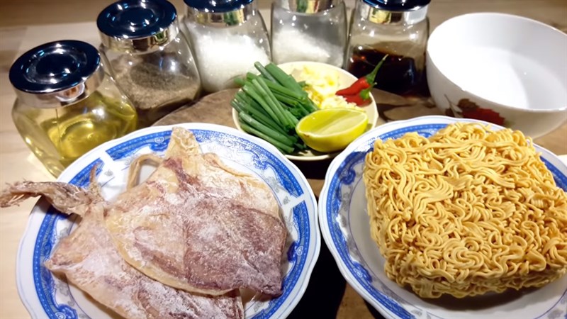 Nguyên liệu món ăn mì xào mực tươi, mì xào mực khô