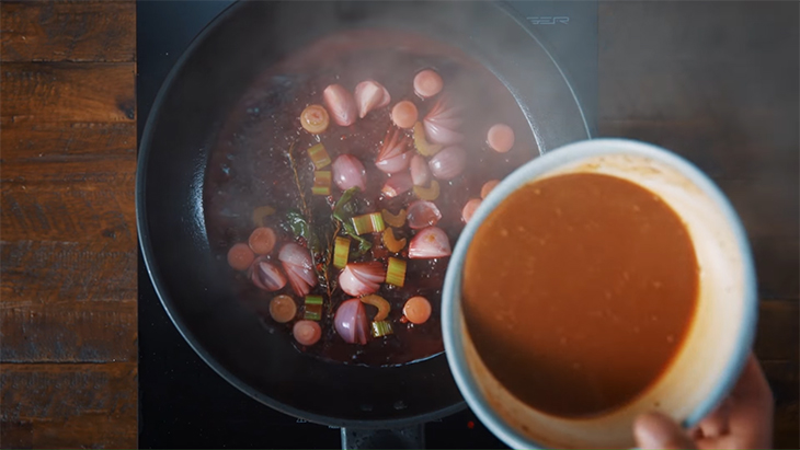 Bước 3 Xào các nguyên liệu Bò cuộn phô mai sốt nấm