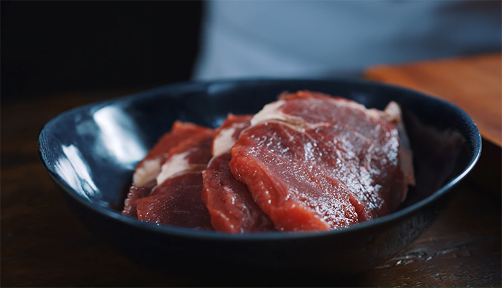 Bước 1 Sơ chế thịt bò Bò cuộn phô mai sốt nấm