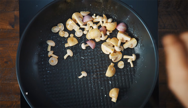 Bước 5 Làm sốt nước nấm Bò cuộn phô mai sốt nấm
